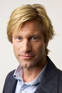 Aaron Eckhart interpreta Kevin Rooney