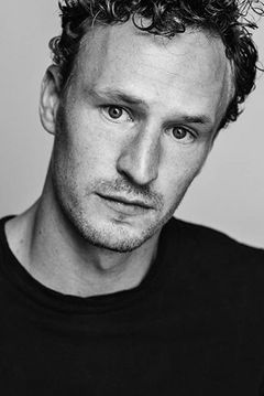 Jack Greenlees interpreta Resistance Evacuation Officer