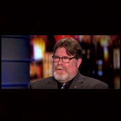 Chuck Pfarrer interpreta Douglas Binder