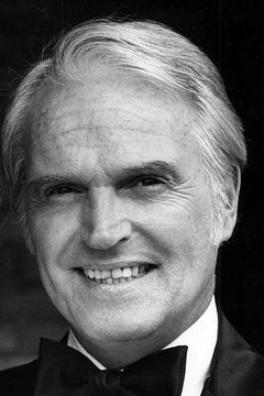 Dennis Patrick interpreta Archibald Blair