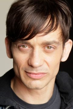 Danny Belrose interpreta Custodian