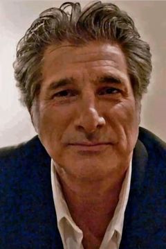 Joey Aresco interpreta Frank Falucci