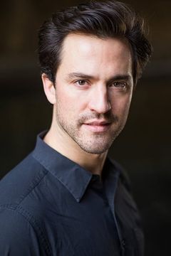Theo Devaney interpreta Lord Nelson (uncredited)