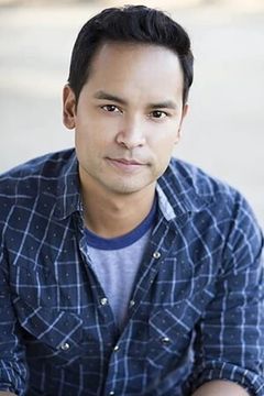 Ramon De Ocampo interpreta Agent Meadows