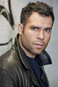 Volkram Zschiesche interpreta Dark Haired SAPO Agent