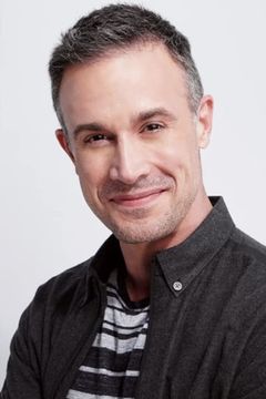 Freddie Prinze Jr. interpreta Cole Ortiz