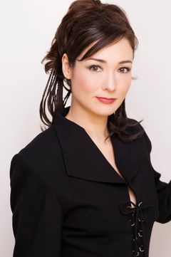 Patricia Ayame Thomson interpreta Female Accident Reporter