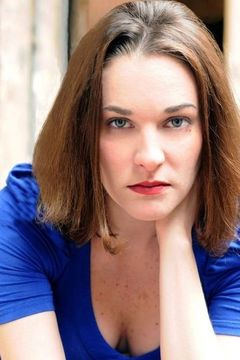 Bernadette Lords interpreta Cora Corman Fan (uncredited)