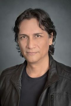 Carlos Diehz interpreta Benitez