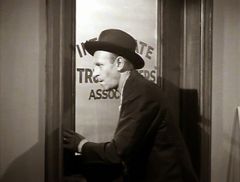 Frank Alten interpreta Captain Schwartz