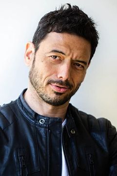Pascal Petardi interpreta Italian Reporter