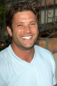Sasha Mitchell interpreta James Beaumont