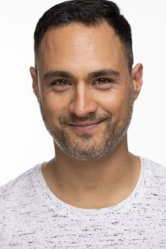 Omer Mughal interpreta Handsome Man