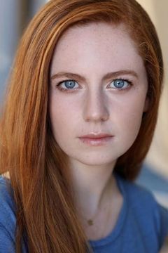 Clare Foley interpreta Alice