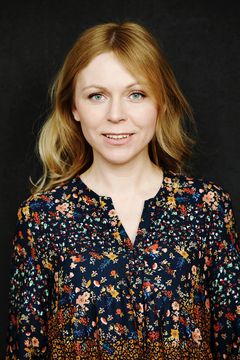Anna Ewelina interpreta Mitarbeiterin der Werbeagentur