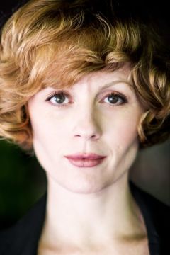 Megan Brown interpreta Woman Kissing Benjamin (uncredited)