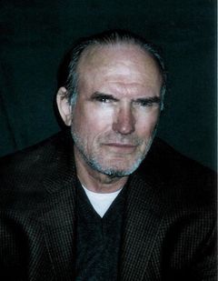 Joe Praml interpreta Policeman No. 8