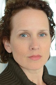 Jennifer Dundas interpreta Nurse Nancy Jo
