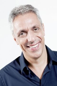 Max Pisu interpreta Vigile