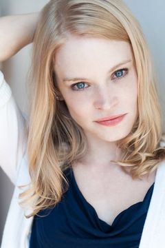 Anessa Ramsey interpreta Bunny Kensington / Phone Operator