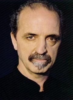 Neil Kroetsch interpreta Denver Barber