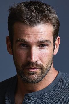 Clayton Adams interpreta USS Abraham Lincoln Sailor
