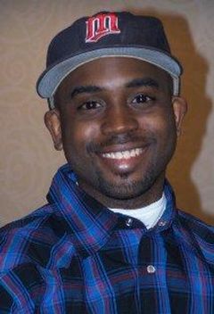 Brandon Hammond interpreta Neville Williams