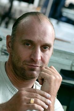 Xavier Gojo interpreta Agent de sécurité Tati