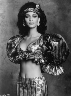 Sheila Johnson interpreta Lady-in-Waiting