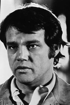 Joe Don Baker interpreta Governor Jim Applewhite