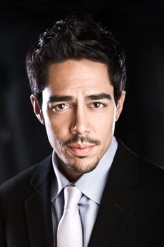 Zak Santiago interpreta Edward Gonzales