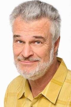Richard Moll interpreta Hoagie