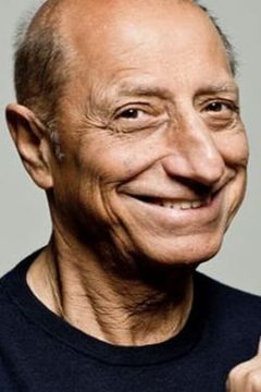 Pippo Franco interpreta Victor Santaniello