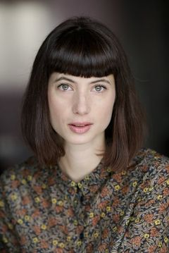 Capucine Lespinas interpreta Hostess