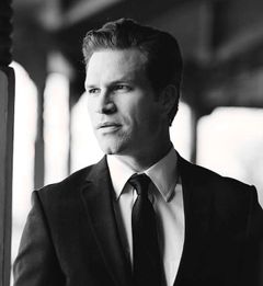 Nicholas Baroudi interpreta Detective Shaw