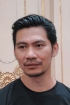 Donny Alamsyah interpreta Andi