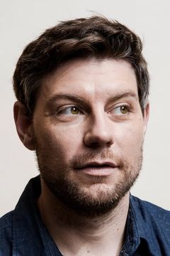 Patrick Fugit interpreta Robin Jones