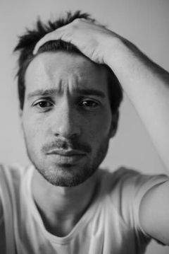 Tom Deflandre interpreta Mistaken Son