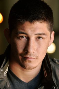 Steven John Brown interpreta Mike