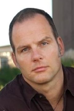 Adrian G. Griffiths interpreta Military Official Brown