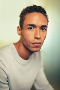 Kyle Beltran interpreta Bill