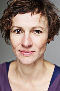 Sarah Malin interpreta Dr. Garrison