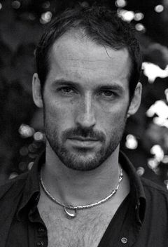 Adam Burton interpreta Manderley Ball Guest