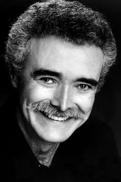 John Considine interpreta Bruce Cooper