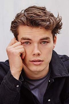 Sam Corlett interpreta Young Luke