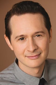 Brian Michael Jones interpreta Chapel Employee