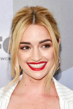 Brianne Howey interpreta Katherine Rance