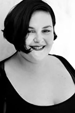 Sissy Petropoulou interpreta Secretary
