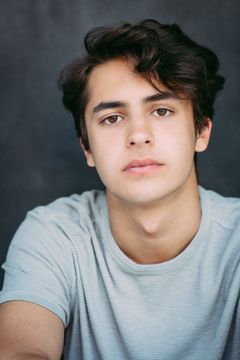 Jaden Rain interpreta Vijay G. Singh