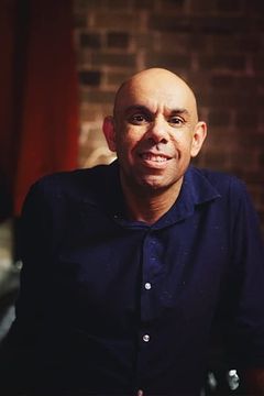 Steven Oliver interpreta Cousin Carlo